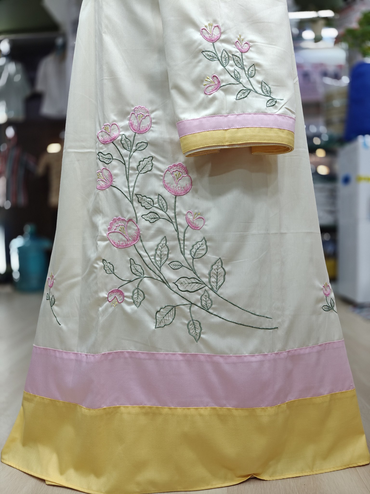  Cream Rida with Embroidered Flowers on Ghagra and Pardi